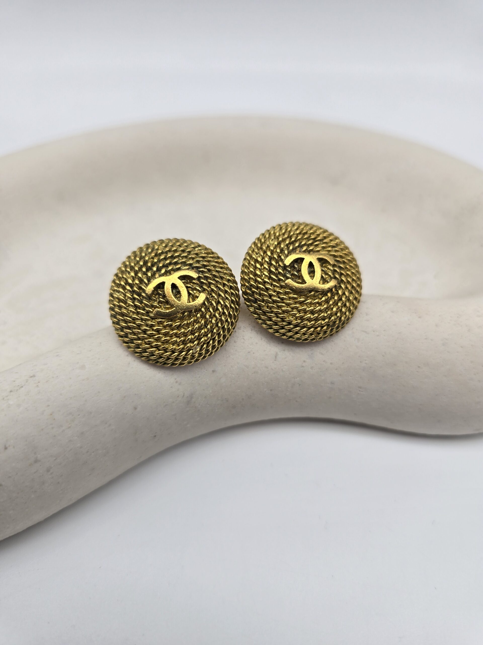 CHANEL - złote klipsy vintage z motywem CC z góry