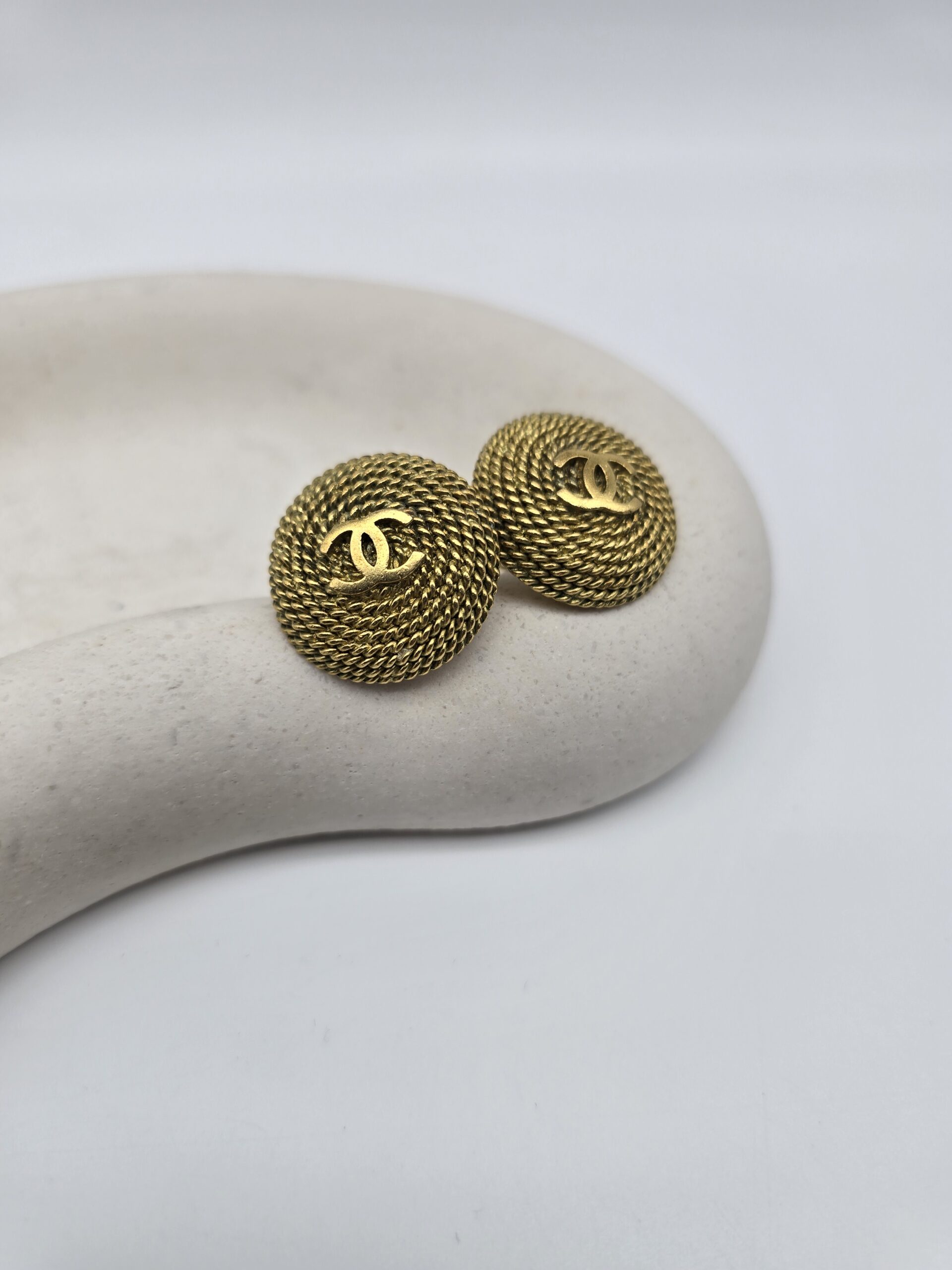 CHANEL - złote klipsy vintage z motywem CC na podkładce