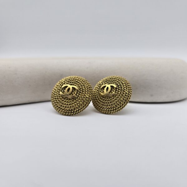 CHANEL - złote klipsy vintage z motywem CC z przodu