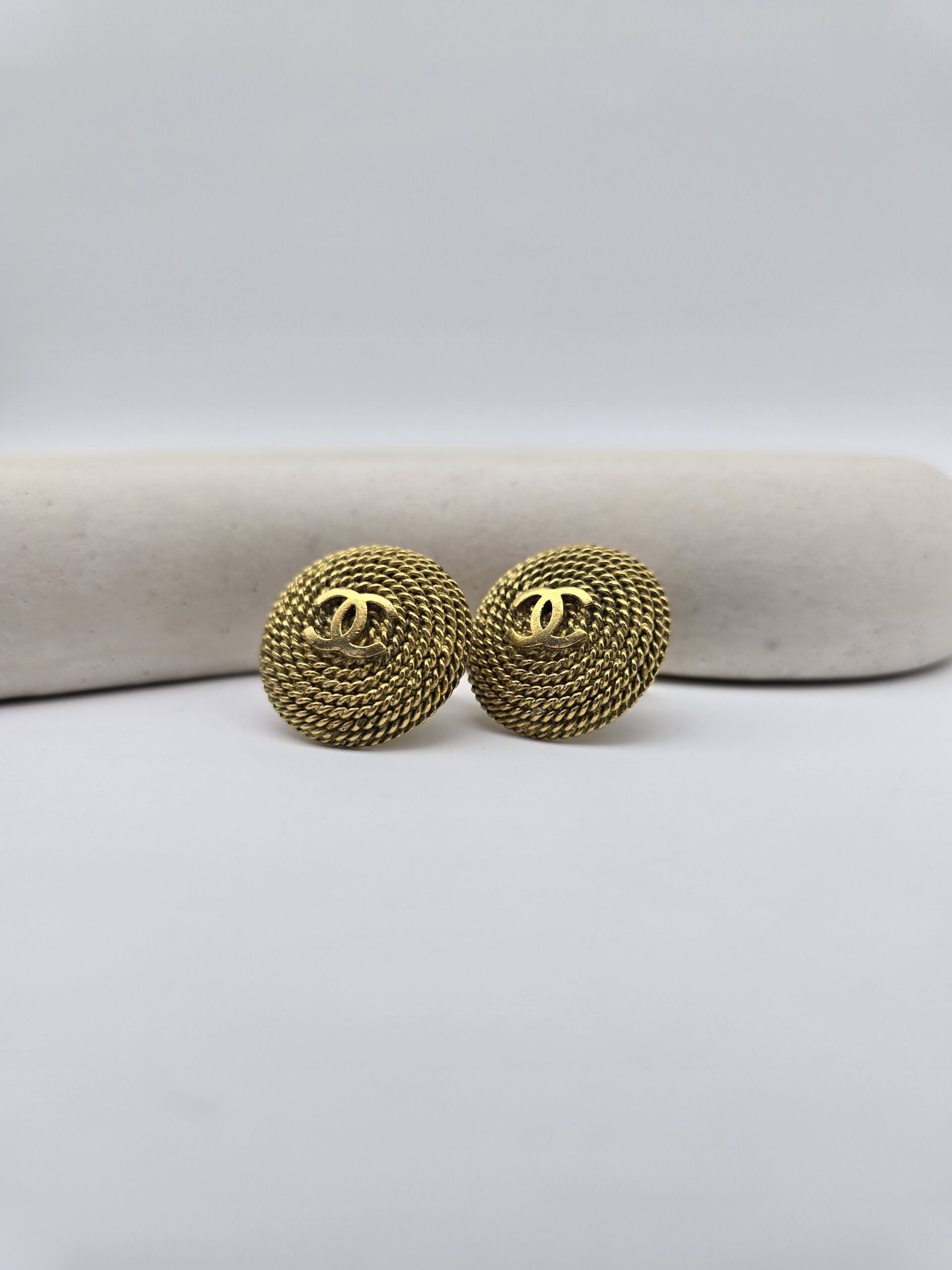 CHANEL - złote klipsy vintage z motywem CC z przodu
