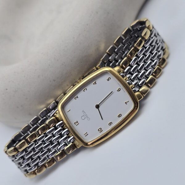 OMEGA – geometryczny zegarek vintage na bransolecie, lata 90. przy podstawce