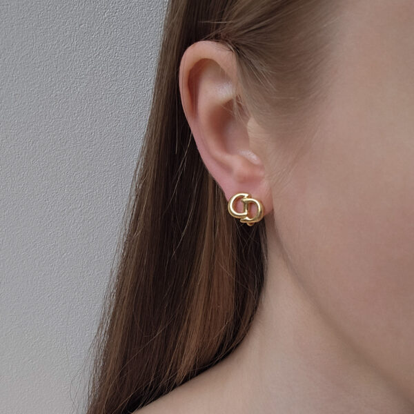 DIOR - malutkie i minimalistyczne klipsy vintage na uchu