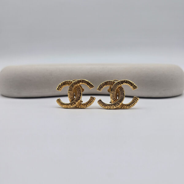 CHANEL - pozłacane klipsyc vintage z logo CC przed nerką