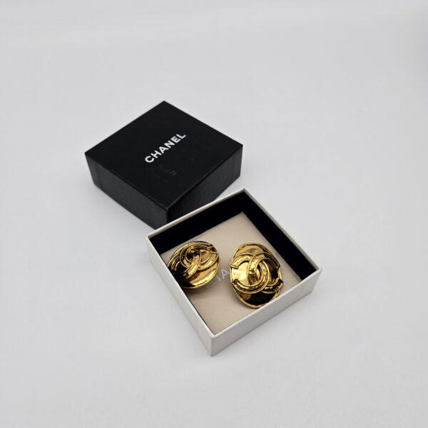 CHANEL - pozłacane owalne klipsy vintage z logo w pudełku