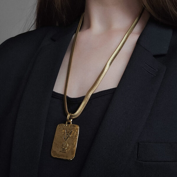 YSL - pozłacany naszyjnik vintage z blaszką na sylwetce