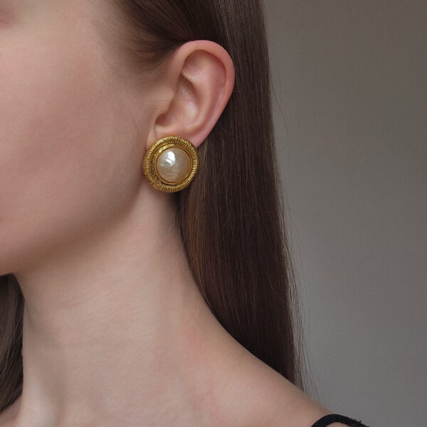 CHANEL - delikatne klipsy vintage z perłą na uchu