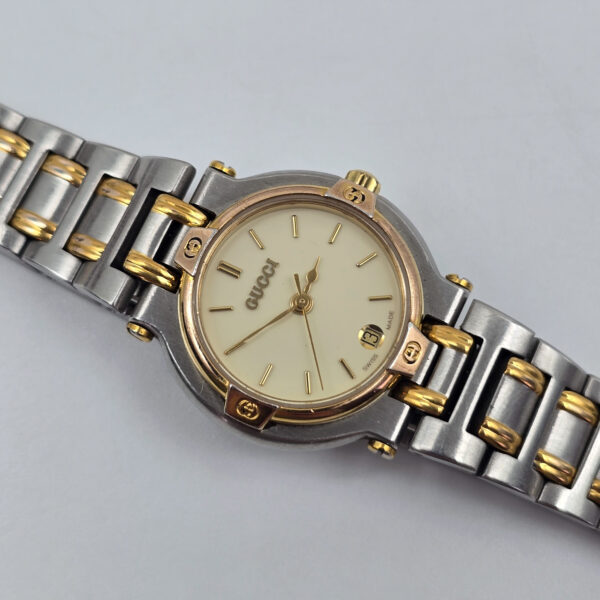 GUCCI - elegancki zegarek vintage w stylu two-tone zbliżenie przód