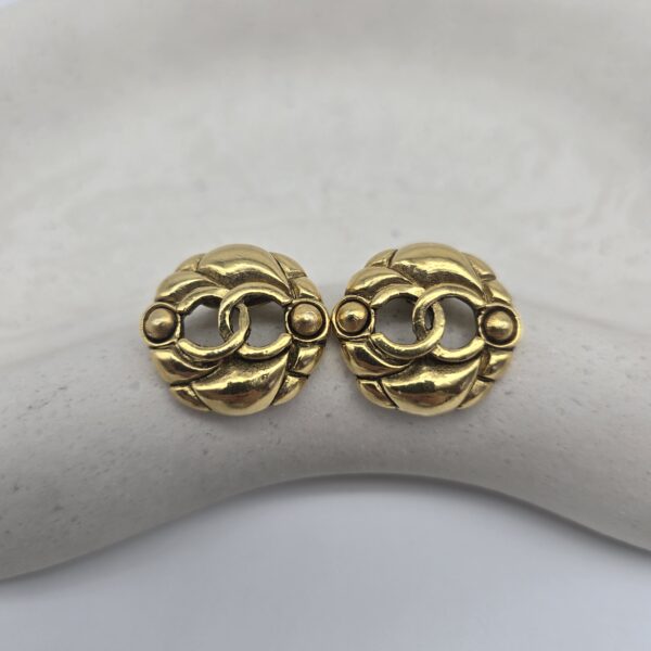 CHANEL - pikowane klipsy vintage z motywem logo przód