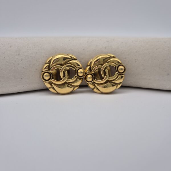 CHANEL - pikowane klipsy vintage z motywem logo