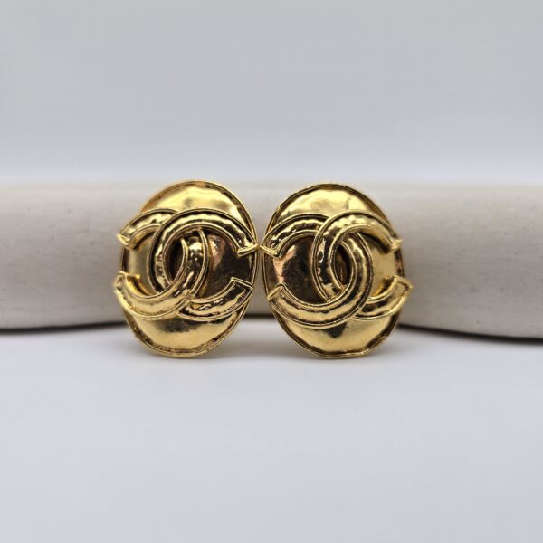 CHANEL - pozłacane owalne klipsy vintage z logo