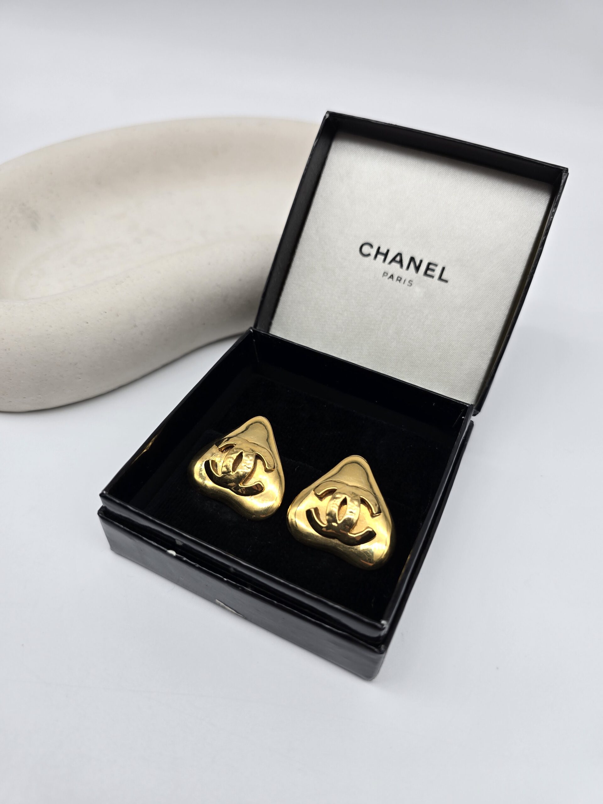CHANEL - klipsy vintage w kształcie serca z logo