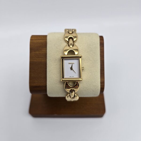 GUCCI - minimalistyczny zegarek vintage na stojaku od frontu