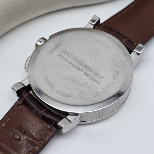 BURBERRY - zegarek z chronografem z tyłu z bliska