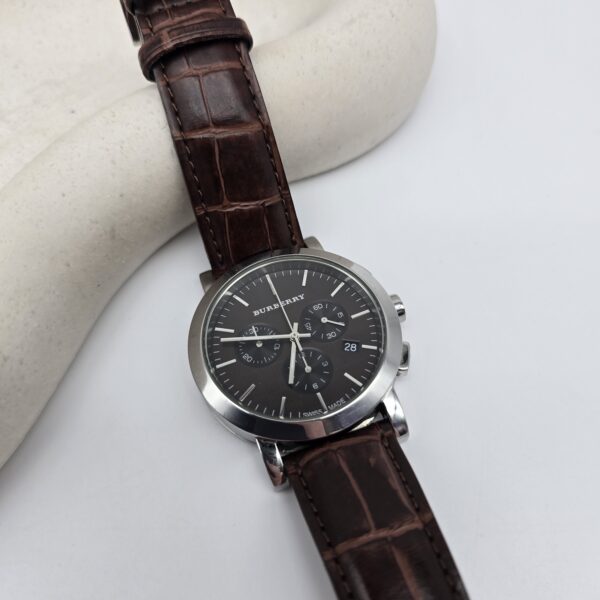 BURBERRY - zegarek z chronografem na podkładce