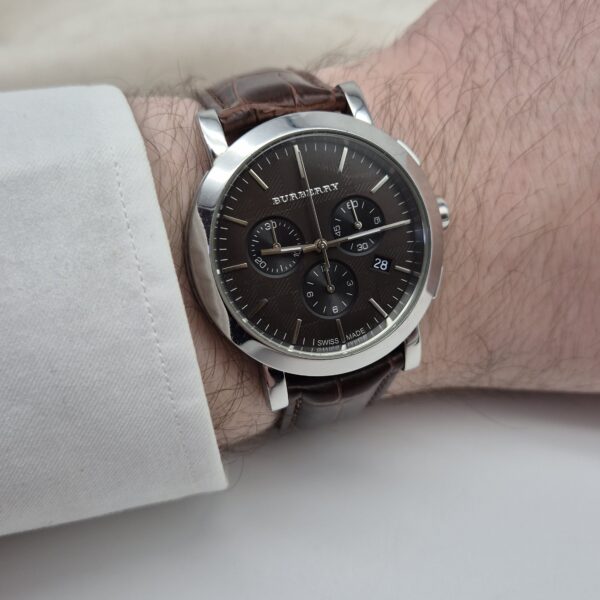BURBERRY - zegarek z chronografem na nadgarstku