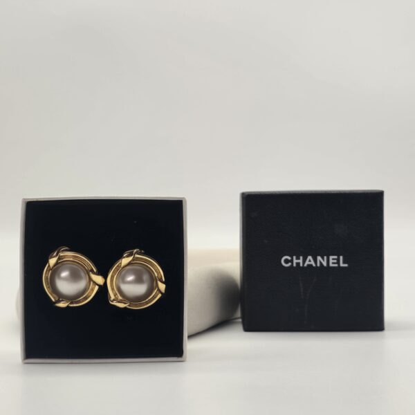 CHANEL - złote klipsy vintage z perłą w pudełku