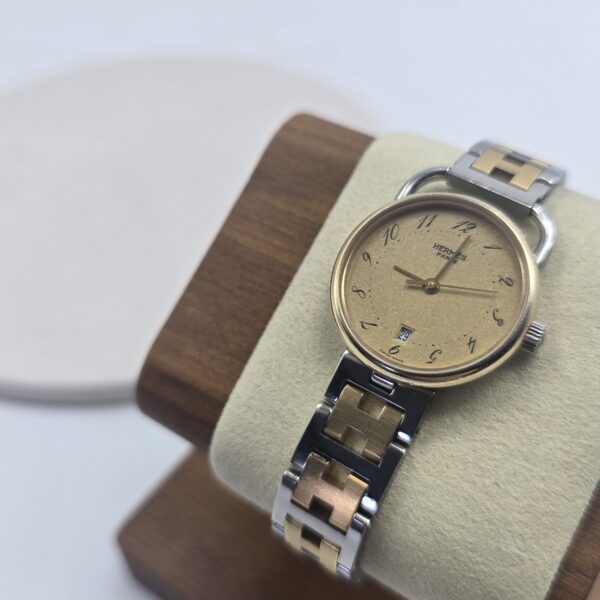 HERMÈS - zegarek vintage na złoto-srebrnej bransolecie na stojaku