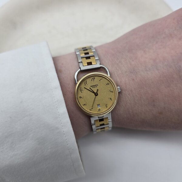 HERMÈS - zegarek vintage na złoto-srebrnej bransolecie na ręku