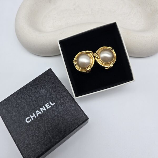 CHANEL - złote klipsy vintage z perłą w pudełku