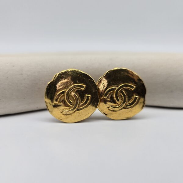 CHANEL - złote klipsy vintage z logo