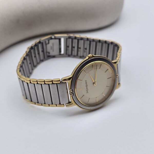 YSL – minimalistyczny zegarek vintage w bikolorze, lata 90. przy podstawce