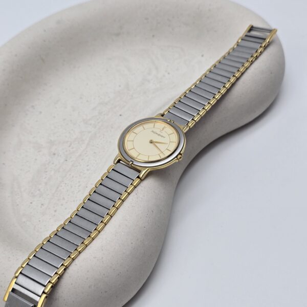 YSL – minimalistyczny zegarek vintage w bikolorze, lata 90. na podstawce