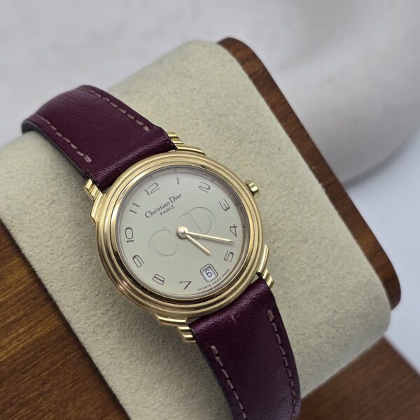 DIOR - minimalistyczny zegarek vintage z monogramem na stojaku bokiem