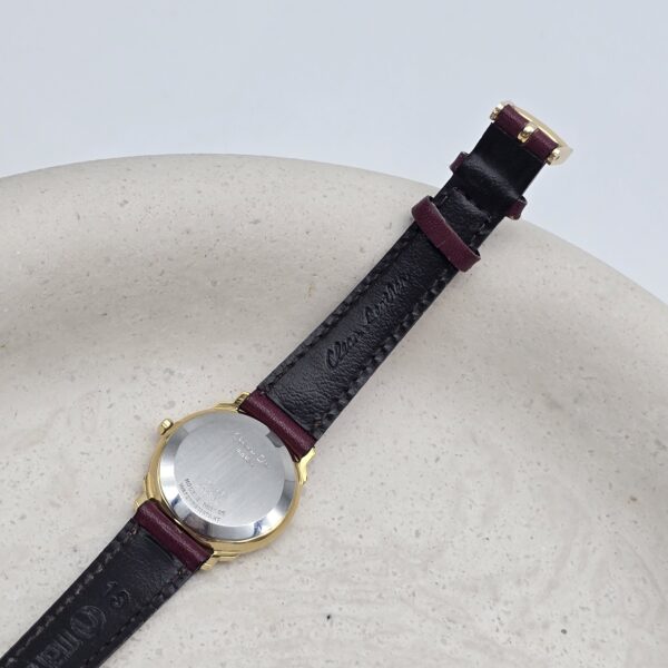DIOR - minimalistyczny zegarek vintage z monogramem zbliżenie tył