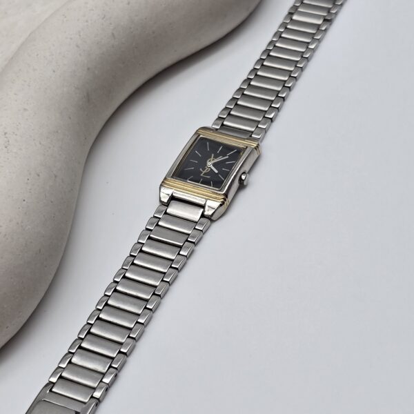 YVES SAINT LAURENT – geometryczny zegarek vintage z czarną tarczą przy podstawce