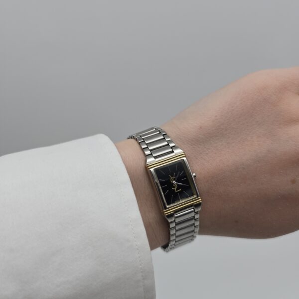 YVES SAINT LAURENT – geometryczny zegarek vintage z czarną tarczą na ręku