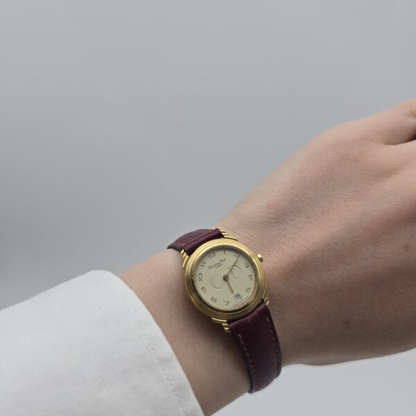 DIOR - minimalistyczny zegarek vintage z monogramem na ręku