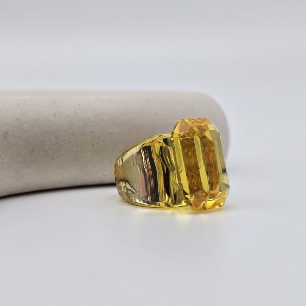 SWAROVSKI - pierścionek z żółtym kryształem z boku