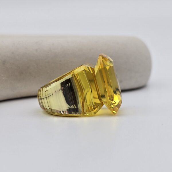 SWAROVSKI - pierścionek z żółtym kryształem zbliżenie