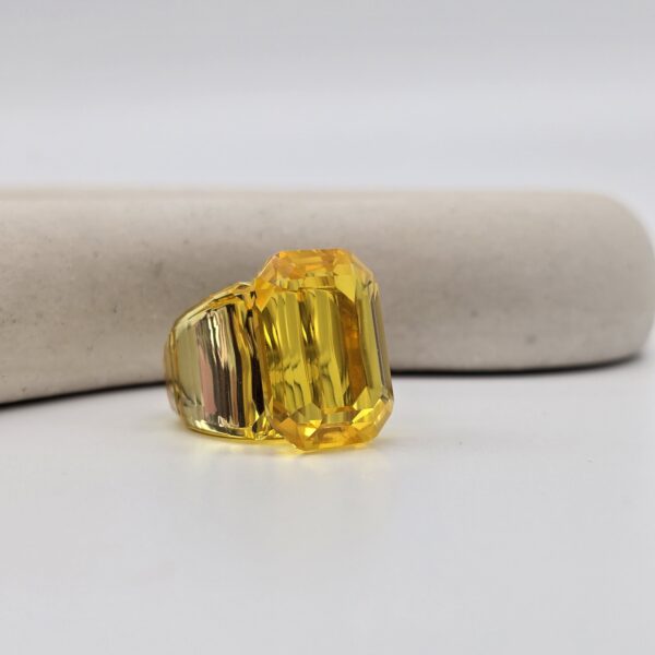SWAROVSKI - pierścionek z żółtym kryształem na drugim boku