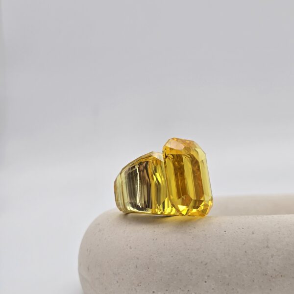 SWAROVSKI - pierścionek z żółtym kryształem na podkładce