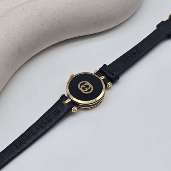 GUCCI - minimalistyczny zegarek vintage z czarną tarczą zbliżenie