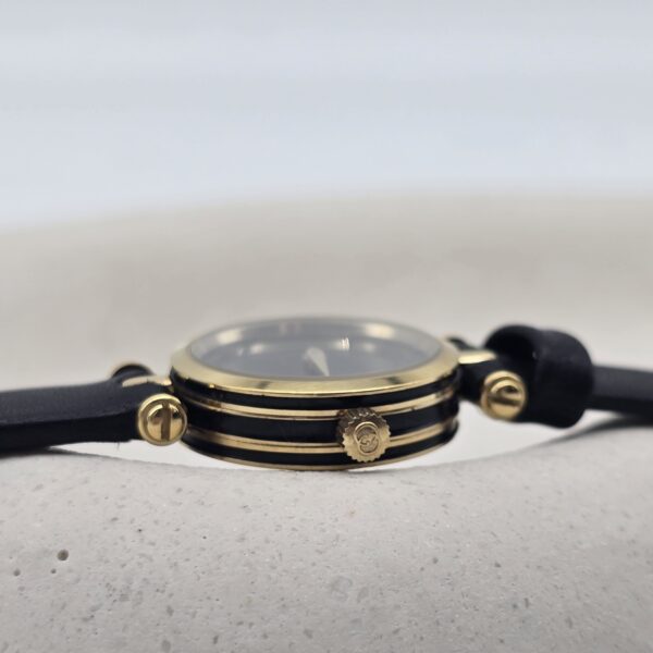 GUCCI - minimalistyczny zegarek vintage z czarną tarczą koronka