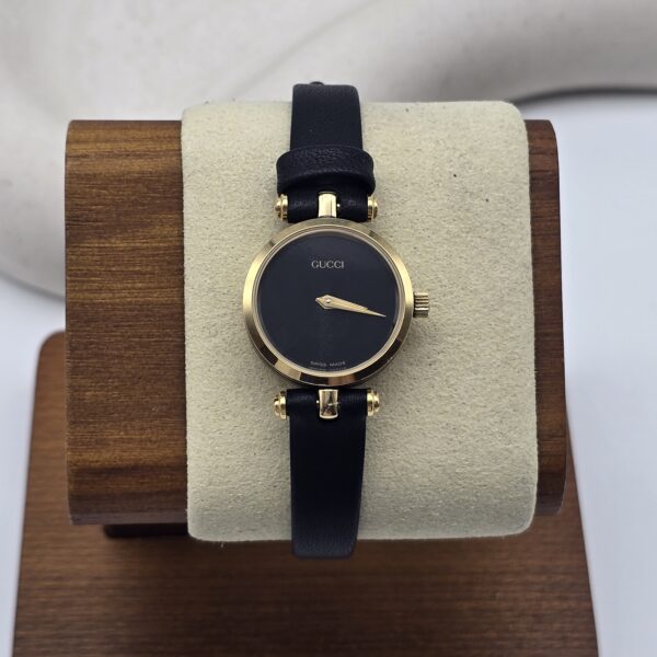 GUCCI - minimalistyczny zegarek vintage z czarną tarczą na stojaku