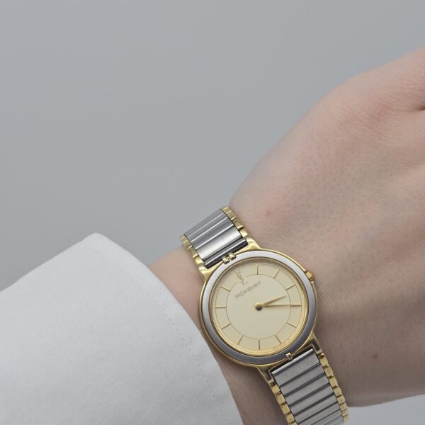 YSL – minimalistyczny zegarek vintage w bikolorze, lata 90. na dłoni