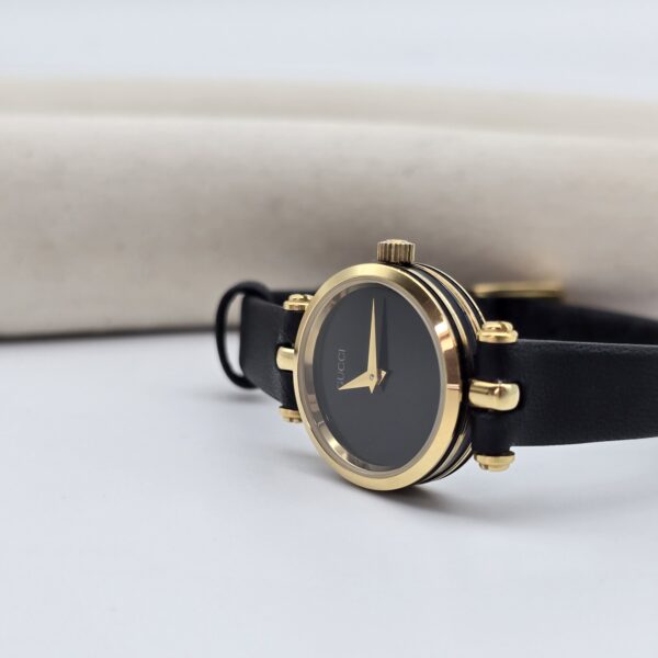 GUCCI - minimalistyczny zegarek vintage z czarną tarczą zbliżenie przód