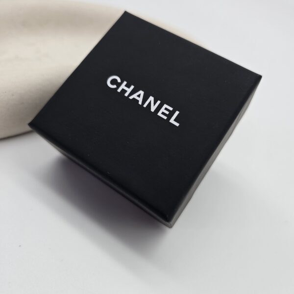CHANEL – minimalistyczne kolczyki kolekcja 2024, CC Quilted pudełko