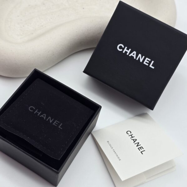 CHANEL – minimalistyczne kolczyki kolekcja 2024, CC Quilted pudełko przy podstawce