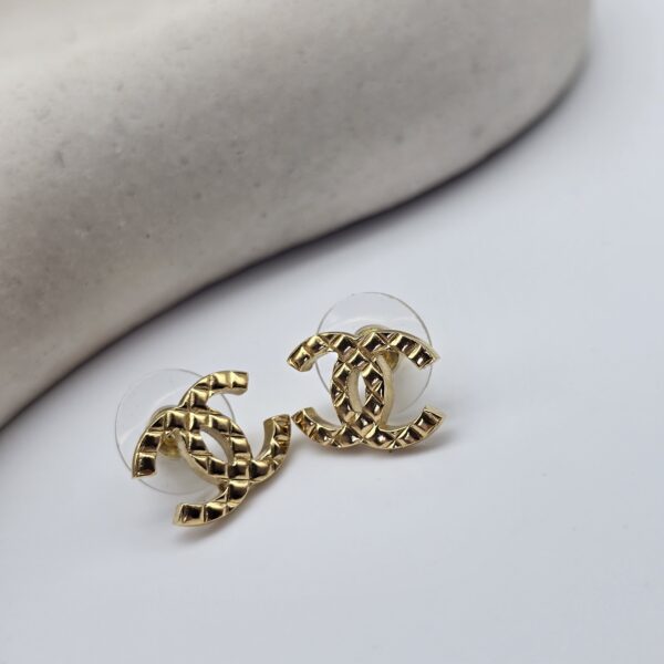 CHANEL – minimalistyczne kolczyki kolekcja 2024, CC Quilted front