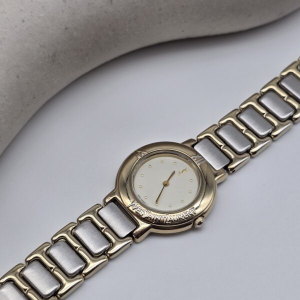 YSL – minimalistyczny zegarek vintage zbliżenie