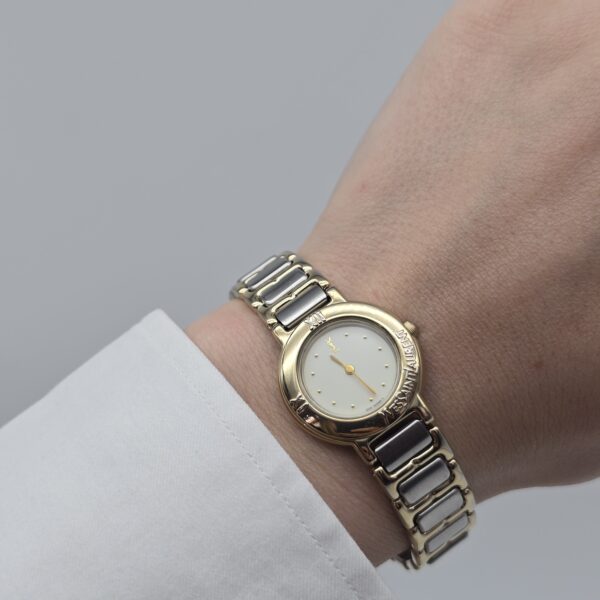 YSL – minimalistyczny zegarek vintage na modelce
