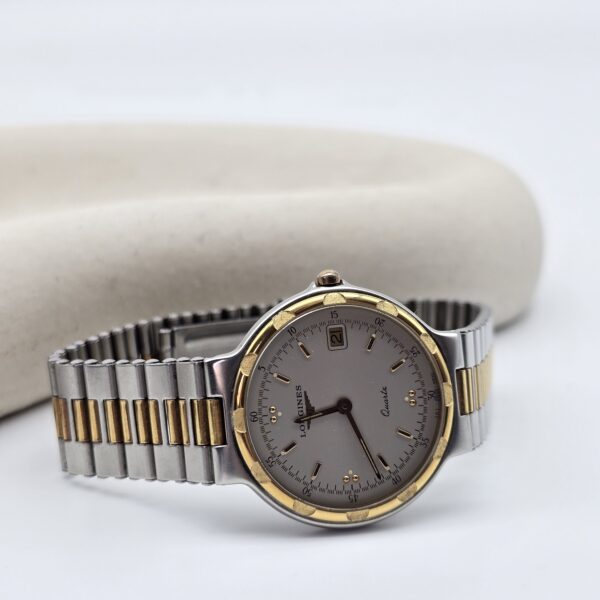LONGINES - elegancki zegarek vintage, bikolor przy podstawce