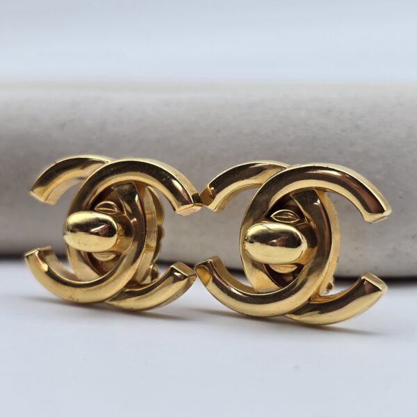 CHANEL – klipsy vintage Turnlock, lata 90. zbliżenie
