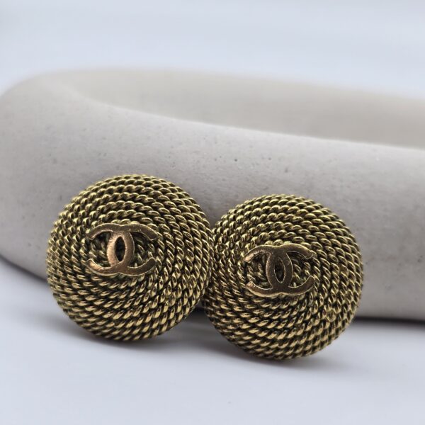 "CHANEL – złote klipsy vintage z plecionym reliefem i logo CC, lata 80.