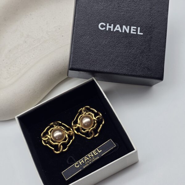 CHANEL - vintage klipsy z perłą, lata 80. w pudełku