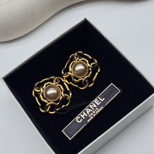 CHANEL - vintage klipsy z perłą, lata 80. przy podstawce